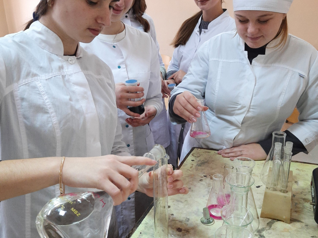 Здобувачі вищої освіти спеціальності «Фармація» набувають практичних навичок у фізико-хімічній лабораторії кафедри хімії