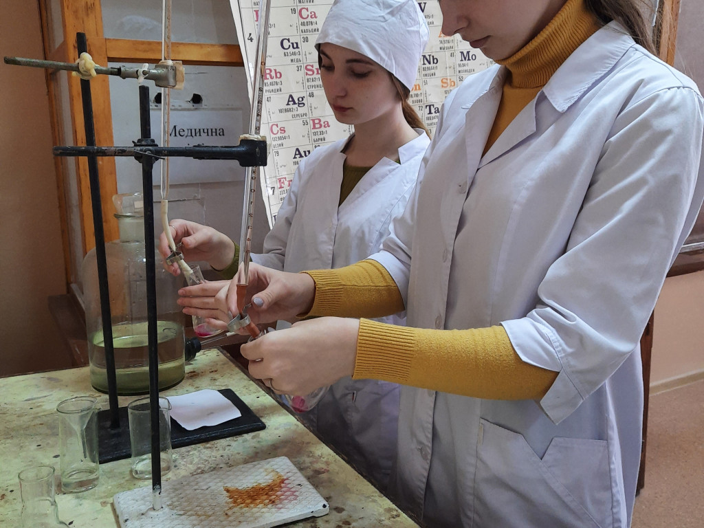 Здобувачі вищої освіти спеціальності «Фармація» набувають практичних навичок у фізико-хімічній лабораторії кафедри хімії