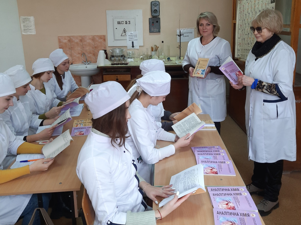 Поповнення бібліотеки авторськими посібниками