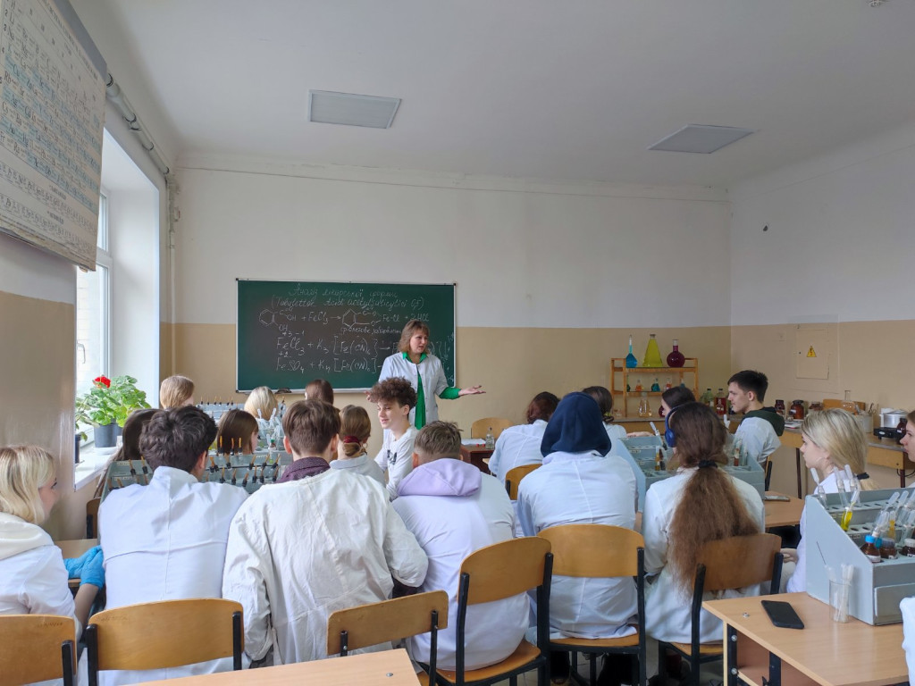 7 квітня 2023 року у рамках науково-навчального тижня учні 9-ого класу Наукового ліцею № 3 Полтавської міської ради на кафедрі Хімії отримали практичні навички роботи в хімічних лабораторіях.