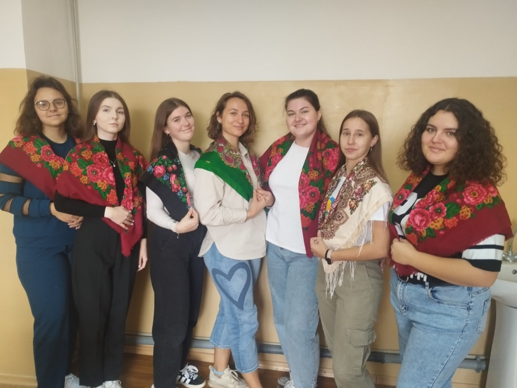 7 грудня – Всесвітній день української хустки