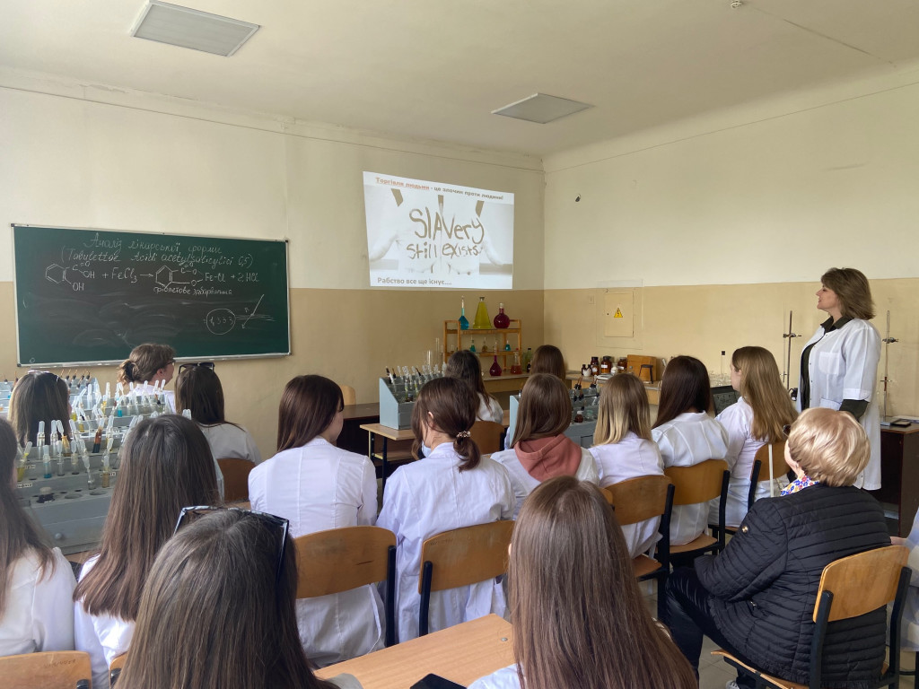 На кафедрі хімії  викладачі кафедри провели виховний захід - тренінг на тему : «Безпечна міграція та протидія торгівлі людьми»