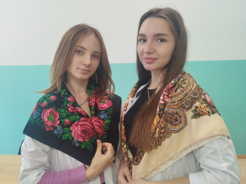 7 грудня – Всесвітній день української хустки
